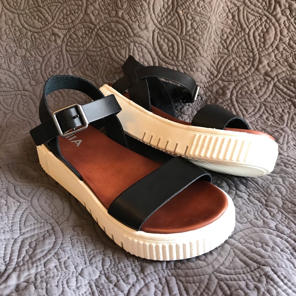 MIA chunky sandals: like new!